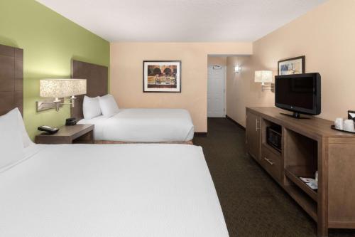 Кровать или кровати в номере La Quinta by Wyndham San Antonio Medical Ctr. NW