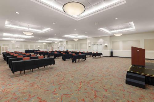 Бизнес-центр и/или конференц-зал в La Quinta by Wyndham San Antonio Medical Ctr. NW