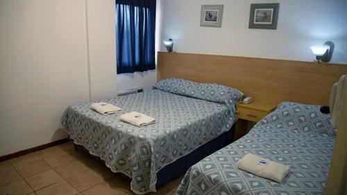 Habitación con 2 camas en una habitación de hotel en Aires Express en Buenos Aires