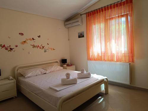 1 dormitorio con 1 cama con 2 toallas en One with nature, en Kavala