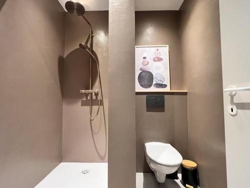 La salle de bains est pourvue d'une douche et de toilettes. dans l'établissement Beautiful Villa with swimming pool in Zonhoven, à Genk