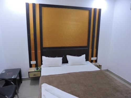 Postel nebo postele na pokoji v ubytování Hotel Gwal Palace Agra