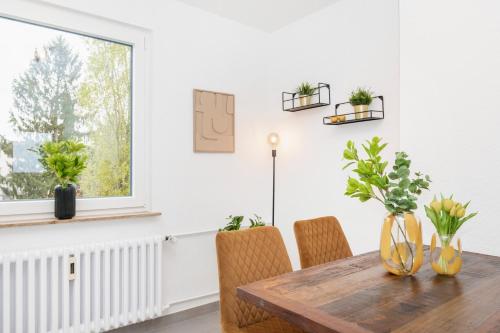 a dining room with a table and chairs and a window at Kurzzeitglück 24h Self Check-In KR02 in Krefeld