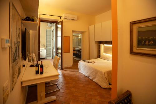 una camera d'albergo con letto e tavolo con sidro di servizio. di Studio Apartment with Terrace - Parking a Firenze