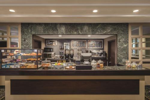 LaGuardia Plaza Hotel Image