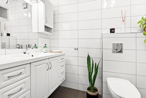 Phòng tắm tại Sentral leilighet i sentrum
