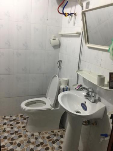 a bathroom with a toilet and a sink at Nhà Cổ Bản Giốc Homestay - Làng đá Khuổi Ky in Bản Piên