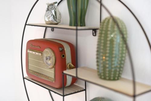 a shelf with a radio and a basket on it at Ferienwohnung Obsthof Fieß in Oberkirch