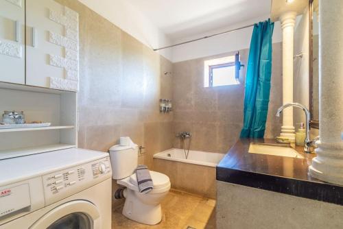 Bilik mandi di Stone Villa Alfa with private pool