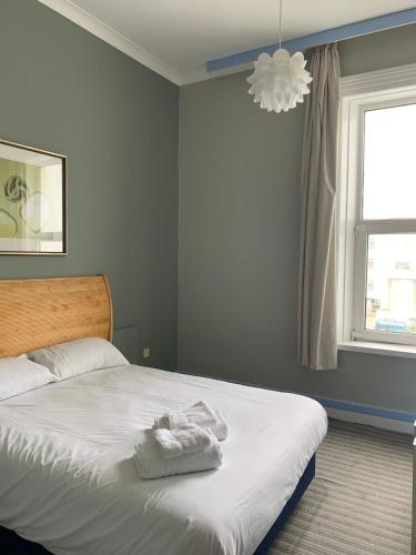 Ένα ή περισσότερα κρεβάτια σε δωμάτιο στο Citrus Hotel Eastbourne by Compass Hospitality
