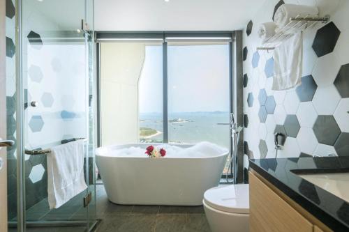 bagno con vasca, doccia e servizi igienici di Homestay citadines a Ha Long