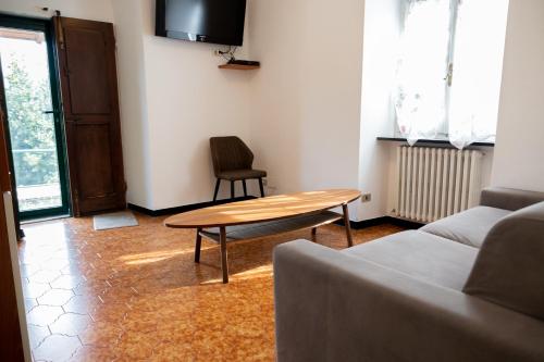 a living room with a table and a couch at Posa in Santa Margherita Ligure