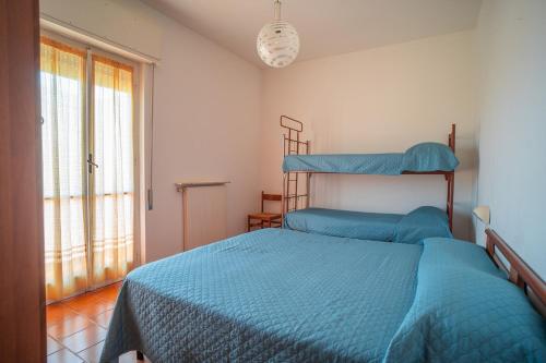 een slaapkamer met een bed met een blauw dekbed bij Casa Vacanze Ferrando in Pietra Ligure