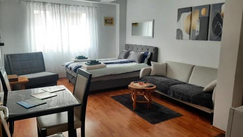 sala de estar con sofá y mesa en Apartman Andrić, en Višegrad