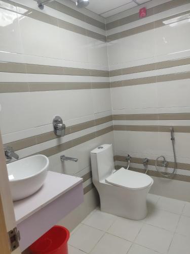 y baño con aseo blanco y lavamanos. en The Rama Ridge Residency, en Ayodhya