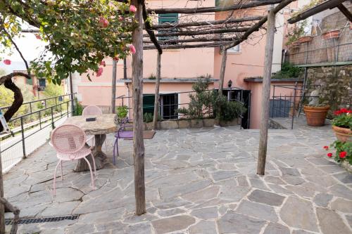a patio with a table and chairs and a building at Posa in Santa Margherita Ligure