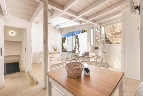a living room with a wooden table and chairs at Clara Domus in Gallipoli
