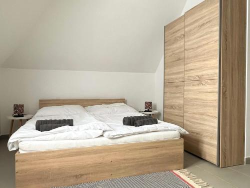 sypialnia z dużym łóżkiem z drewnianym zagłówkiem w obiekcie Thermal Camping Zalakaros w Zalakaros