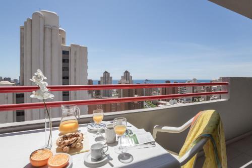 stół z jedzeniem i napojami na balkonie w obiekcie Pierre & Vacances Benidorm Levante w mieście Benidorm