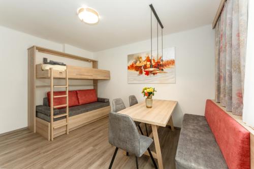 een kleine kamer met een bureau en een stapelbed bij Linz SUNNY in Linz