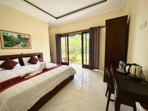 a bedroom with a bed and a desk and a desk at Majestic Heaven Retreat in Ubud