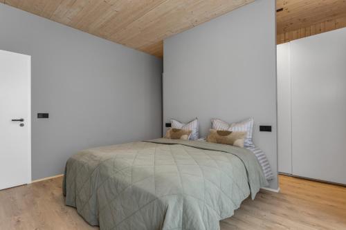 Rúm í herbergi á Luxury Golden Circle Villa