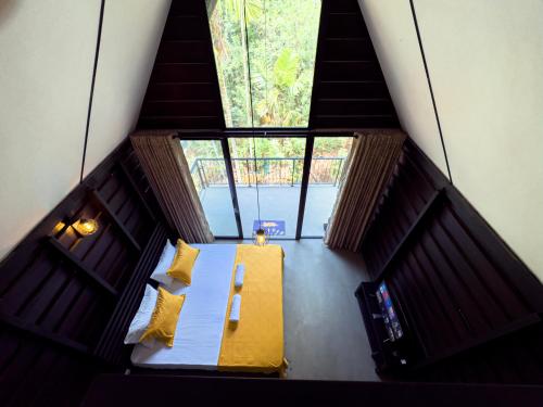 una vista aérea de una habitación con una mesa y ventanas en Eco Knuckles Holiday Lodge, en Kandy