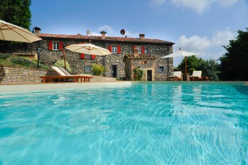 een groot zwembad voor een huis bij Villa Fonteintanata in Miemo