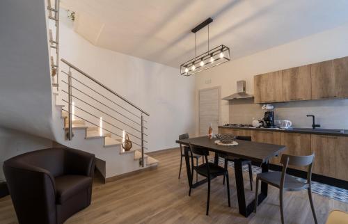 - une cuisine et une salle à manger avec une table et des chaises dans l'établissement Baglio Tuzza, à Marsala