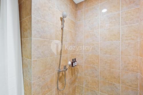 y baño con ducha con cabezal de ducha. en Cera by Kozystay - 2BR - Mall Access - Kemang, en Yakarta