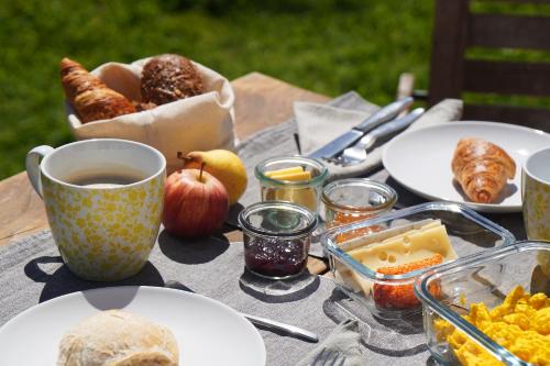 un tavolo con piatti di cibo e una tazza di caffè di MOBA - Monte do Barranquinho a São Luis