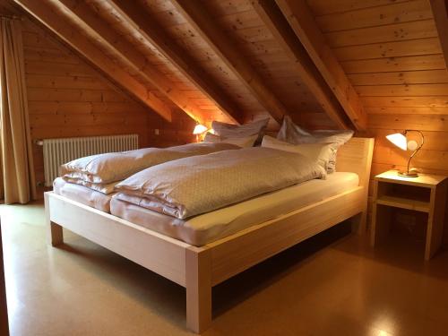 ein Schlafzimmer mit einem Bett im Dachgeschoss in der Unterkunft Ferienhaus Sankt Peter in Wittenschwand