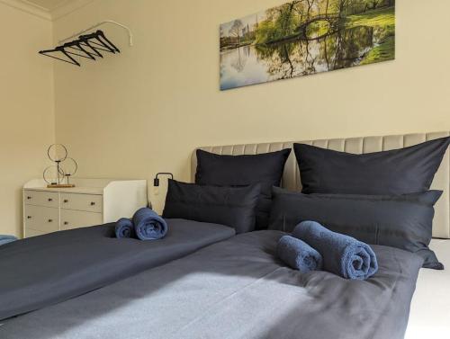 Un ou plusieurs lits dans un hébergement de l'établissement ViLiPa-Apartments No.5 I Baumwollspinnerei I Kunstkraftwerk - 75m² I Balkon I Smart-TV I Bad mit Fußbodenheizung
