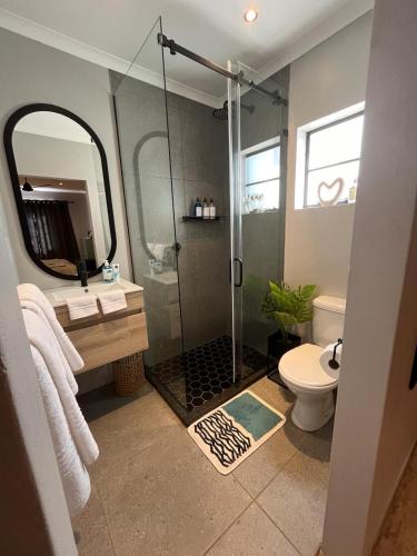 エルメロにあるFrere Guesthouseのバスルーム(シャワー、トイレ、鏡付)