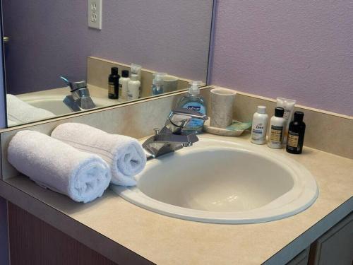 Un baño de TAG Tranquility Vacation Home - Golf course view