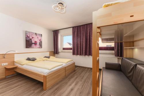 sypialnia z 2 łóżkami i łóżkiem piętrowym w obiekcie Linz CITY w Linzu
