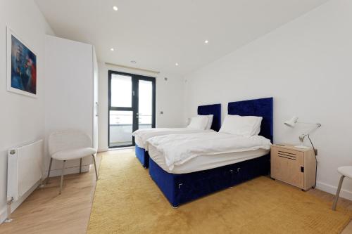 1 dormitorio con 1 cama, escritorio y silla en Gorgeous 2 Bed Apartment with Stunning Sea Views with Free Parking and Fast Internet, en Ramsgate