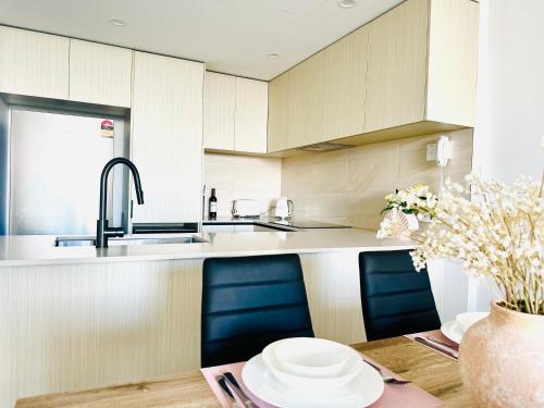 Η κουζίνα ή μικρή κουζίνα στο The Residences at The Peninsula