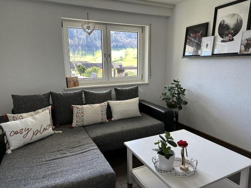 sala de estar con sofá y mesa en Haus Albi, en Waldkirch