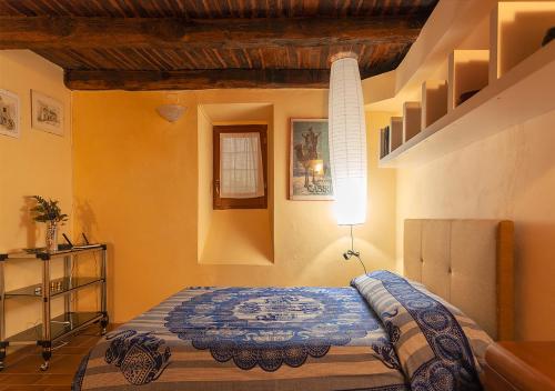 a bedroom with a bed in a room at Casa in zona strategica in Spoleto