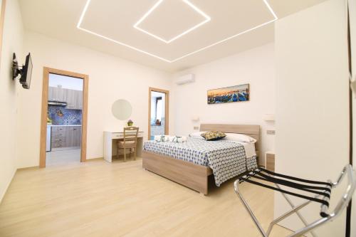 1 dormitorio con 1 cama y escritorio en una habitación en Acunto's Homes, en Agerola