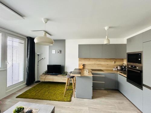 Kuchyňa alebo kuchynka v ubytovaní Krásny útulný byt s balkónom a parkovaním!
