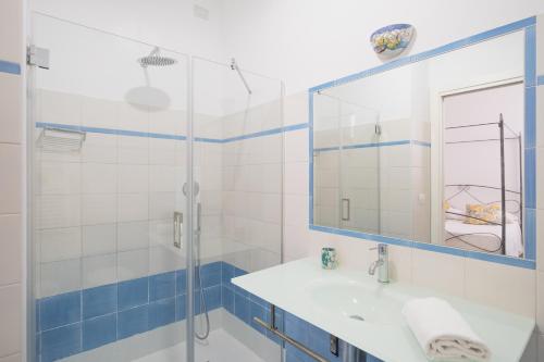 y baño con ducha, lavabo y espejo. en Casa Giulia, en Vieste