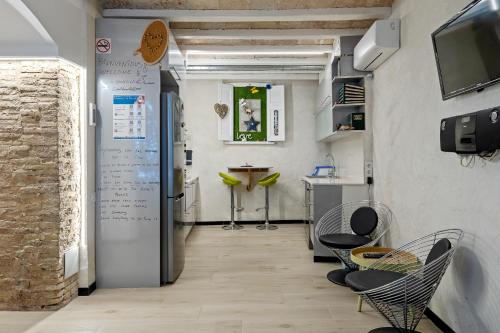 Un pasillo con sillas y una mesa en una habitación. en Hauzify I Novavila Centre Rooms, en Vilanova i la Geltrú