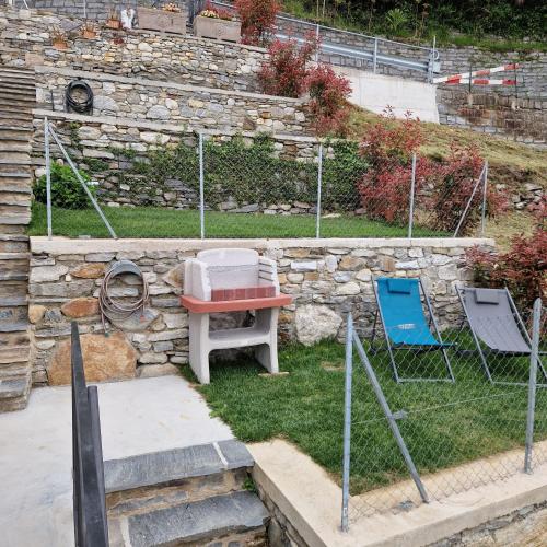 a picnic table and two chairs in a yard at Ca'Gialla in Bellinzona