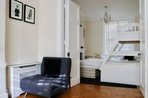 een woonkamer met een stoel en een stapelbed bij Modern & Glamorous Home Brighton Pier Beach SLP16 in Brighton & Hove