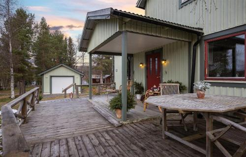 una terraza de madera con una mesa en una casa en Awesome Home In Ullnger With Kitchen, en Ullanger