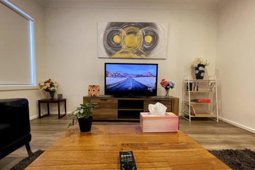 TV a/nebo společenská místnost v ubytování Empty Boat - Spacious 5 Bedroom Entire Modern home in Wallan