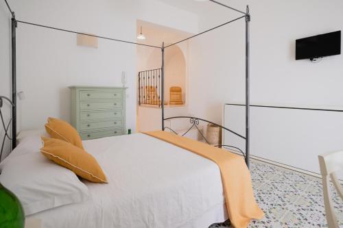 ヴィエステにあるCasa Giuliaのベッドルーム1室(ガラスの天蓋付きベッド1台付)