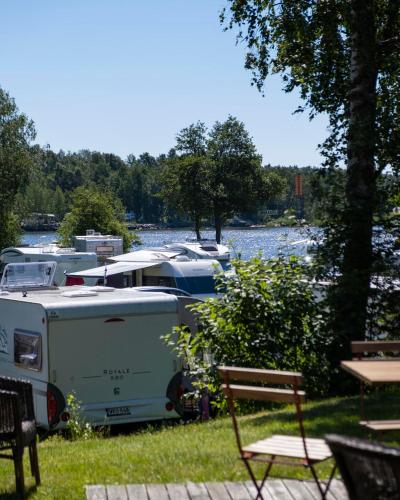 un groupe de bateaux garés à côté d'une rivière dans l'établissement Merry Camping, à Merikarvia